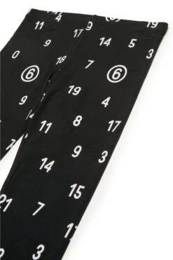 MM6 Maison Margiela Allover Numeric Logo Leggings Pants 7 MM6 Maison Margiela Allover Numeric Logo Leggings Pants -Bambini Abbigliamento Negozio M60740MM05KM6900 03 b02efa2e 6b99 40c9 a9d9 155b639293c3