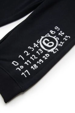 MM6 Maison Margiela Split Jogger Pants Branded With Hand Written Logo -Bambini Abbigliamento Negozio M60895MM02XM6900 03