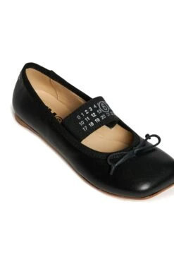 MM6 Maison Margiela Leather Ballet Shoes With Numeric Logo -Bambini Abbigliamento Negozio W00359WW003AH990 04 da73efde 22ba 41e0 a98e 7fa480dea8e5