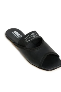 MM6 Maison Margiela Leather Slide Slippers With Elastic -Bambini Abbigliamento Negozio W00365WW003AH990 04 7a117bc8 e2f2 4653 854e fe30d31397bd